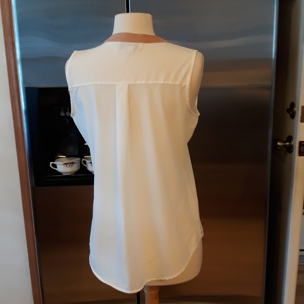 Olive & Oak  Top.     A 93 - Picture 4 of 5